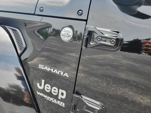 Used 2020 Jeep Wrangler Unlimited Sahara AWD/4WD image 13