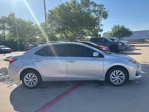 Used 2017 Toyota Corolla LE FWD image 4