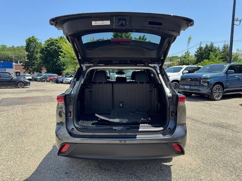 Used 2021 Toyota Highlander XLE AWD/4WD image 6