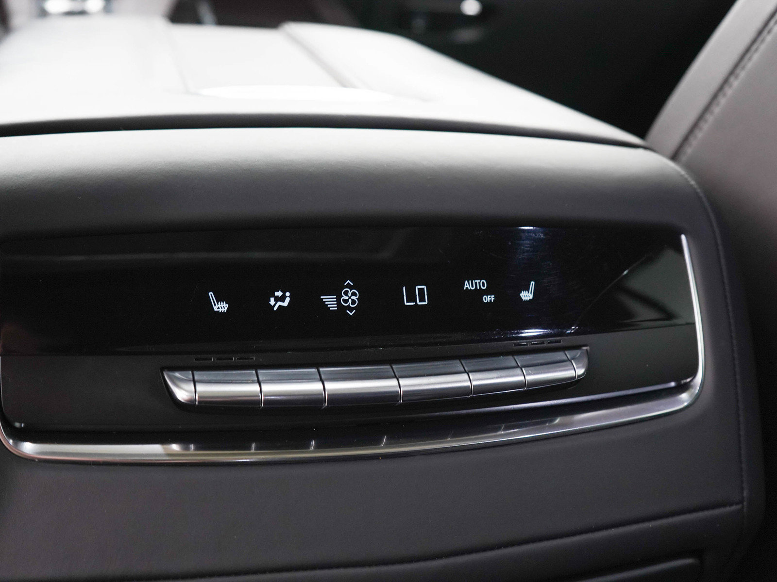 Used 2022 Cadillac Escalade Sport Platinum w/ Heavy-Duty Trailer Package AWD/4WD image 18