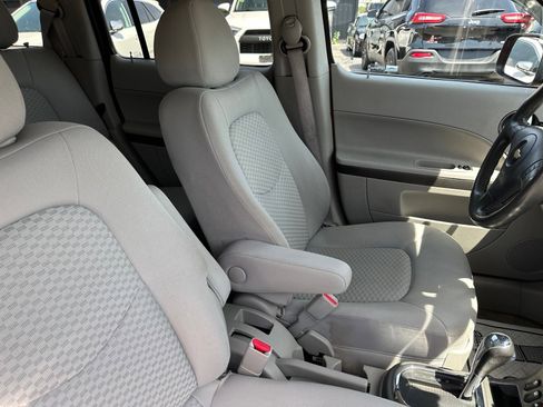 Used 2006 Chevrolet HHR LT w/ Preferred Equipment Group FWD image 25