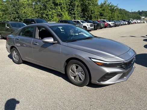 Used 2025 Hyundai Elantra SE w/ Cargo Package FWD image 7