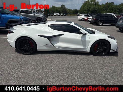 Used 2024 Chevrolet Corvette Z06 w/ Z07 Performance Package RWD image 7