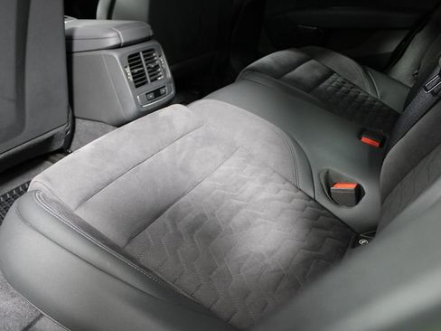 Used 2023 Audi e-tron GT Premium Plus image 34