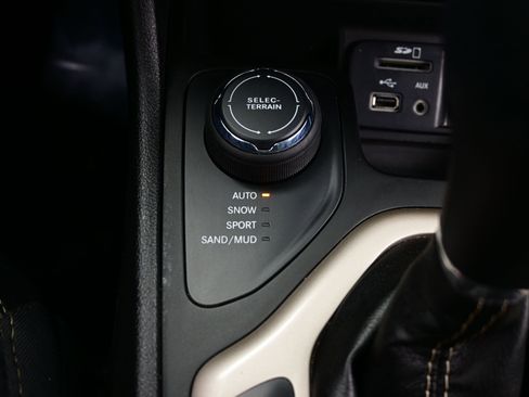 Used 2017 Jeep Cherokee Limited image 22