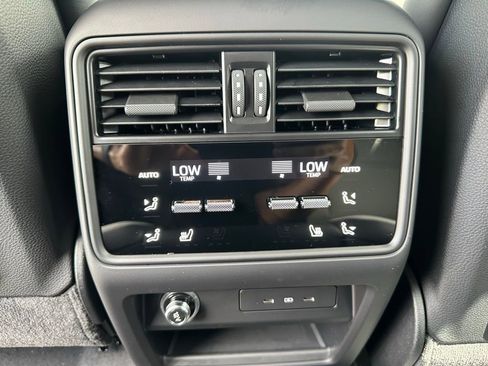 Used 2025 Porsche Cayenne S image 34