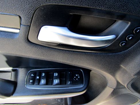 Used 2016 Chrysler 300 C image 29