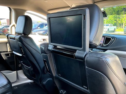 Used 2022 Chrysler Pacifica Touring-L w/ Uconnect Theater Family Group FWD image 31