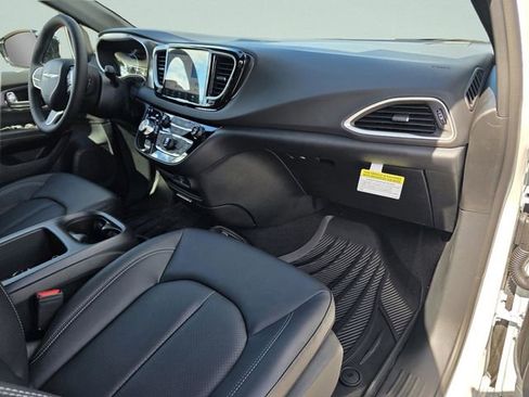 New 2026 Chrysler Voyager LX FWD image 17