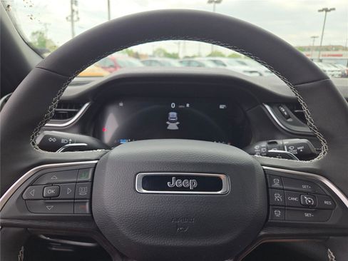 Used 2025 Jeep Grand Cherokee L Laredo image 37