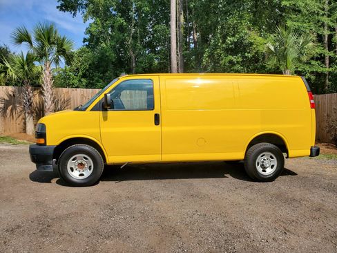 Used 2021 Chevrolet Express 2500 RWD image 3
