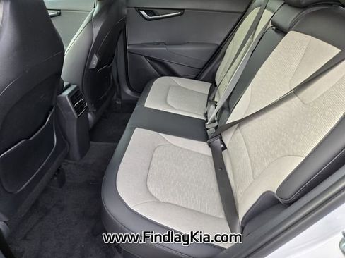 Certified 2025 Kia Niro SX image 14