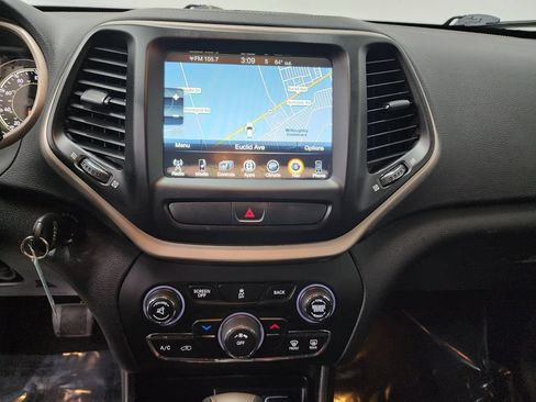 Used 2017 Jeep Cherokee Latitude w/ Cold Weather Group AWD/4WD image 16
