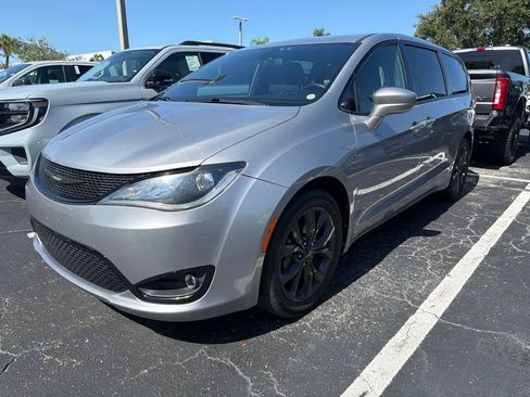 Used 2018 Chrysler Pacifica Touring Plus w/ S Appearance Package FWD image 2