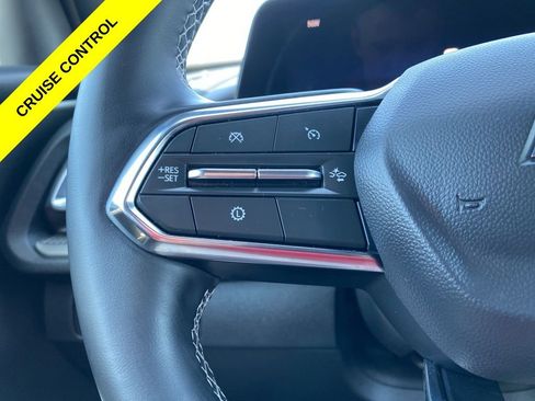 Used 2025 Chevrolet Traverse LT FWD image 15