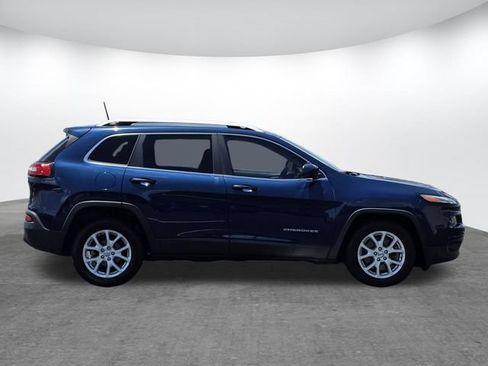 Used 2018 Jeep Cherokee Latitude FWD image 3