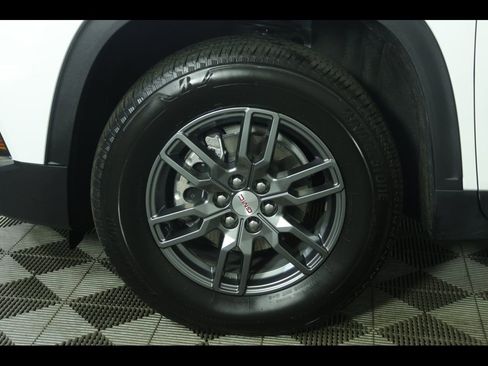 Used 2025 GMC Acadia Elevation image 9