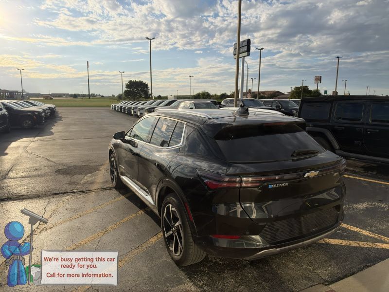 Used 2024 Chevrolet Equinox EV LT FWD image 3