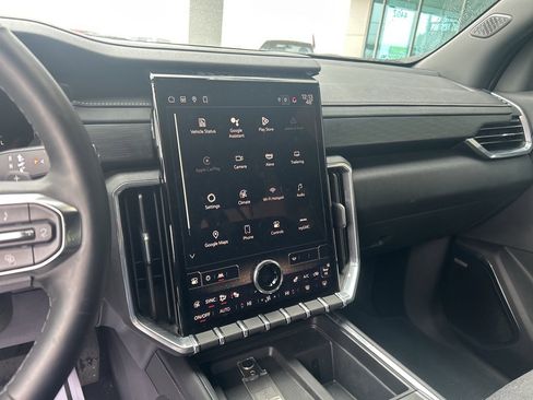 Used 2025 GMC Acadia Elevation image 23