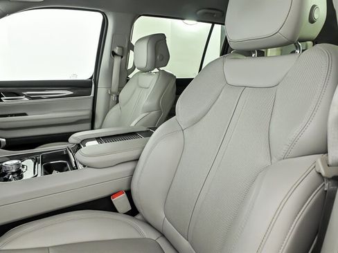 Used 2022 Jeep Wagoneer Series II AWD/4WD image 17