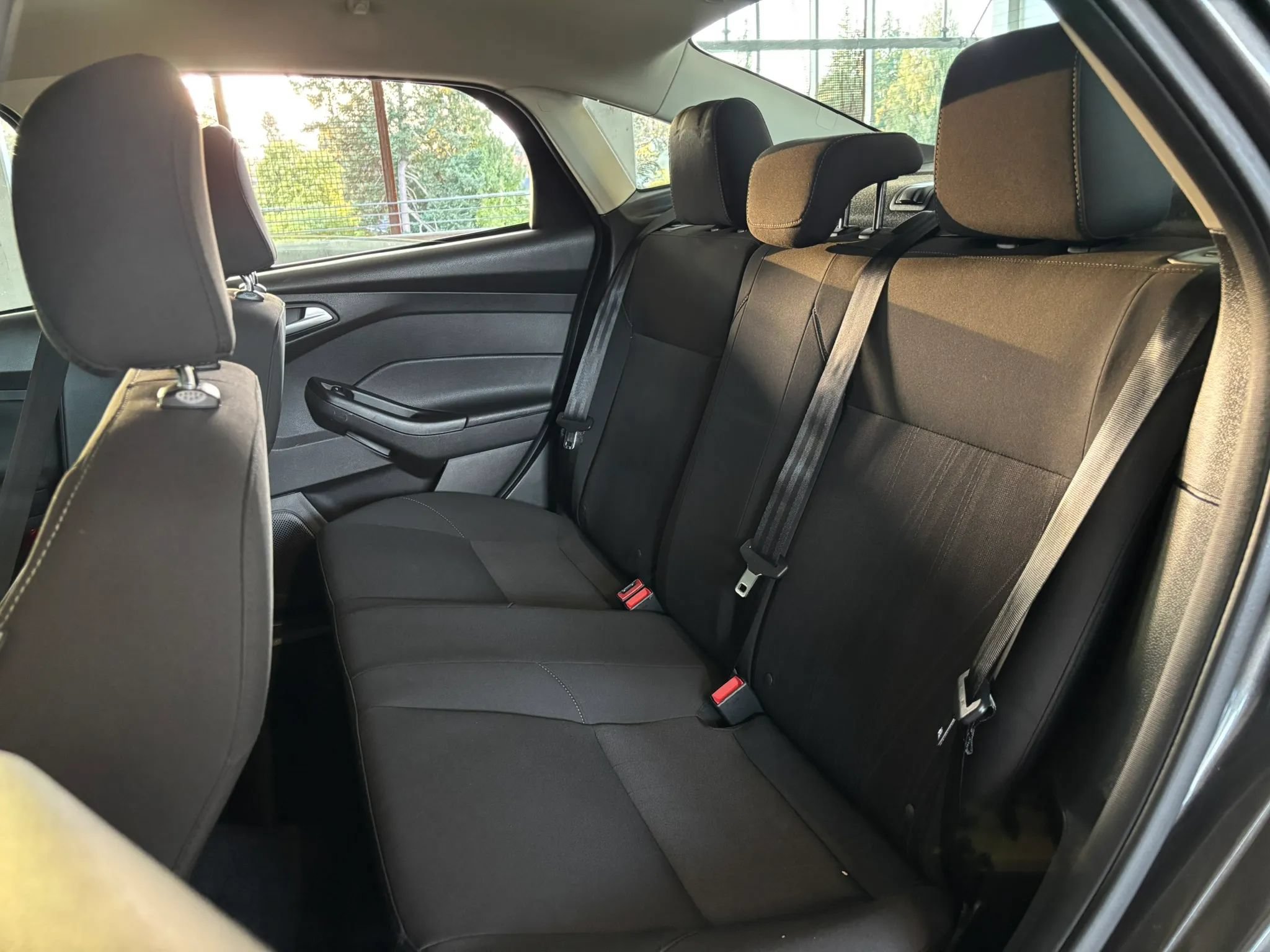 Used 2016 Ford Focus SE w/ SE Cold Weather Package FWD image 21