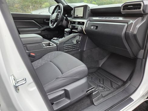 Used 2025 Toyota Tacoma SR5 AWD/4WD image 21