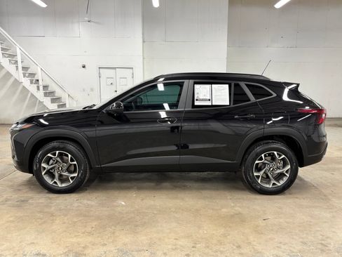 Used 2025 Chevrolet Trax LT w/ Driver Confidence Package FWD image 4