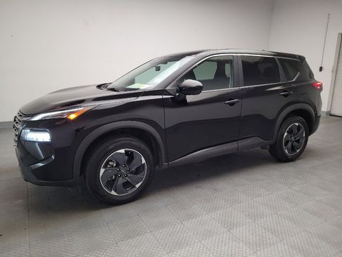 Used 2024 Nissan Rogue SV image 2