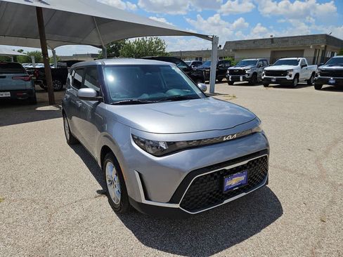 Used 2025 Kia Soul LX w/ LX Technology Package FWD image 2