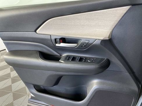 Used 2025 Toyota Grand Highlander AWD image 25