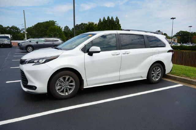 Used 2025 Toyota Sienna XLE FWD image 9