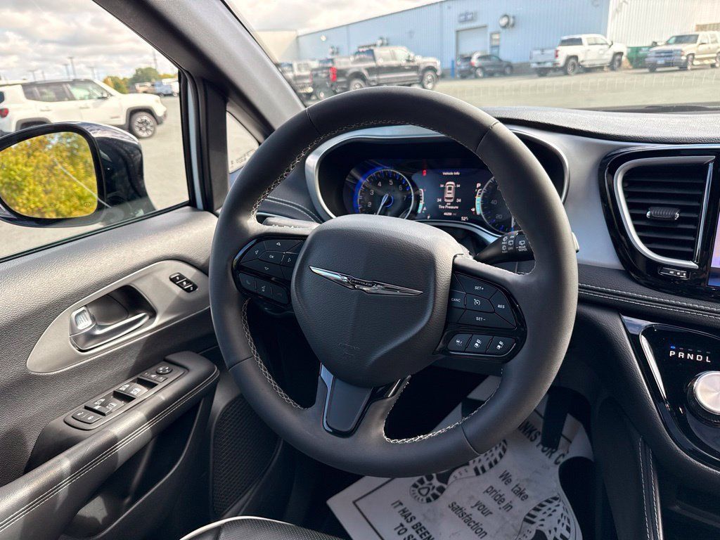 Used 2025 Chrysler Pacifica Limited FWD image 17