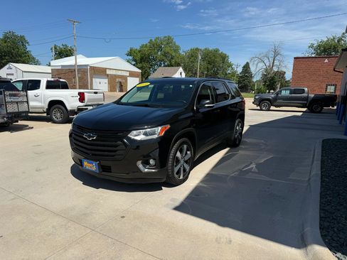 Used 2020 Chevrolet Traverse LT w/ LT Premium Package AWD/4WD image 3