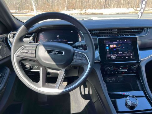 Used 2023 Jeep Grand Cherokee L Laredo image 27