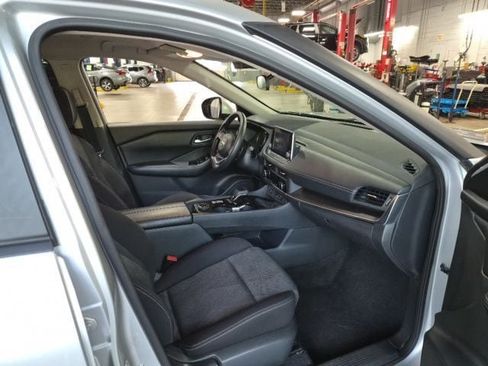Used 2024 Nissan Rogue SV AWD/4WD image 11