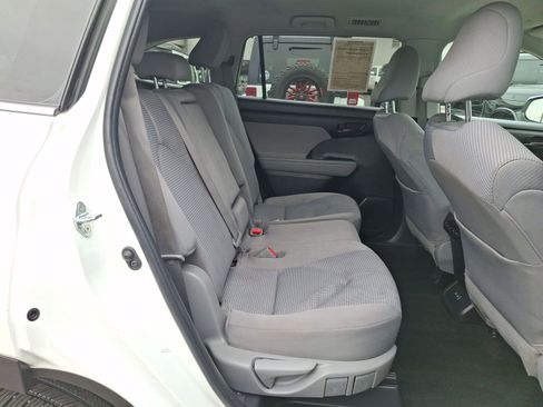 Used 2022 Toyota Highlander LE AWD/4WD image 21