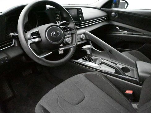 Used 2023 Hyundai Elantra SE w/ Preferred Accessory Package image 2