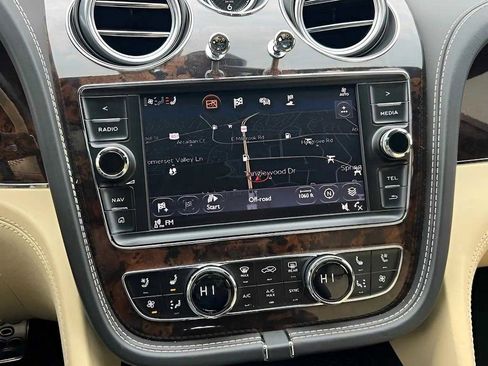 Used 2017 Bentley Bentayga image 12