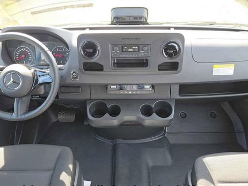 Used 2025 Mercedes-Benz Sprinter 2500 image 17