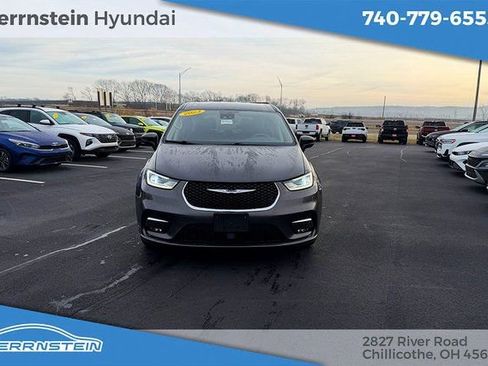 Used 2023 Chrysler Pacifica Touring-L image 2