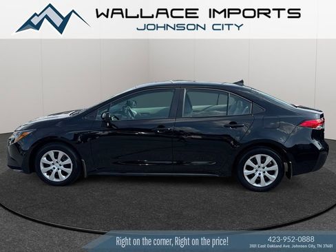 Used 2025 Toyota Corolla LE FWD image 1