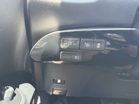Used 2017 Toyota Prius Four FWD image 12