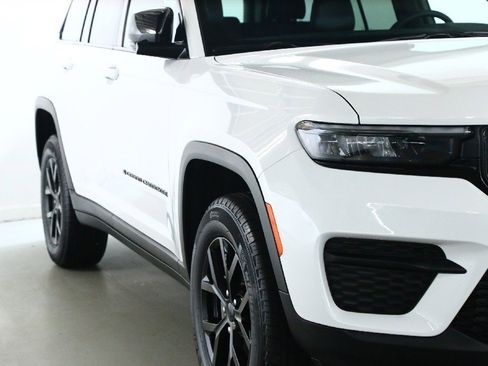 Used 2025 Jeep Grand Cherokee Altitude image 9