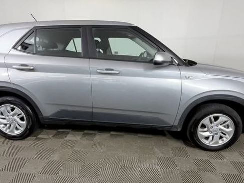 Used 2025 Hyundai Venue SE FWD image 3