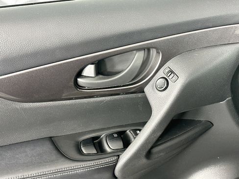 Used 2019 Nissan Rogue S FWD image 15