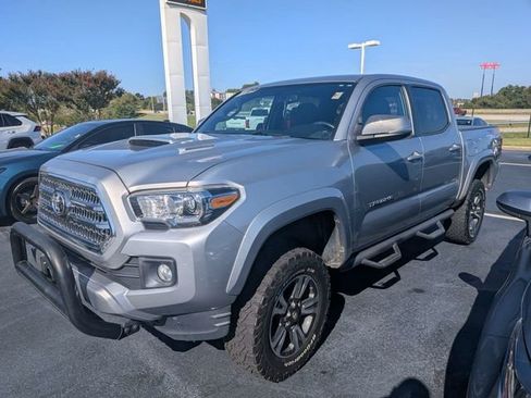 Used 2017 Toyota Tacoma TRD Sport w/ Premium & Technology Package AWD/4WD image 5