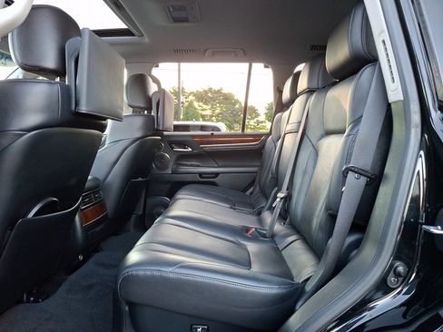 Used 2017 Lexus LX 570 4WD w/ Luxury Package image 10