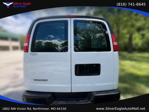 Used 2017 Chevrolet Express 2500 RWD image 3