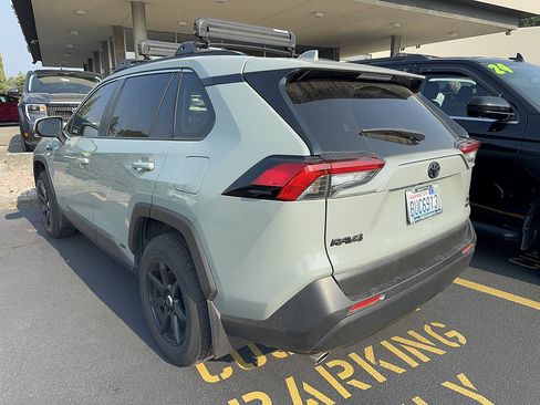 Used 2020 Toyota RAV4 XLE w/ XLE Grade Weather Package AWD/4WD image 2