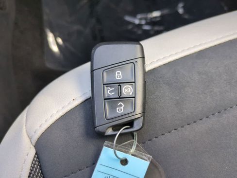 Used 2025 Volkswagen Taos SE AWD/4WD image 27